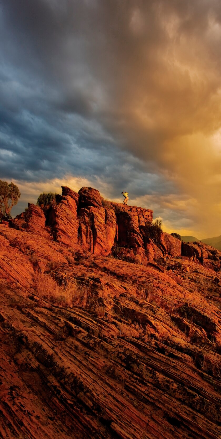 RedLedgesTee Box on a red rock mountain ledge